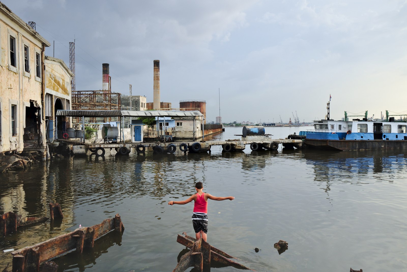 Rapazes a pescar na baía de Havana, na zona de Regla.