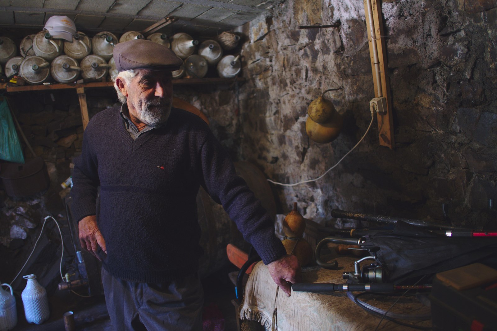A tomar um copo de jeropiga na adega de uma das casas da aldeia, antes de ir para o cortejo.