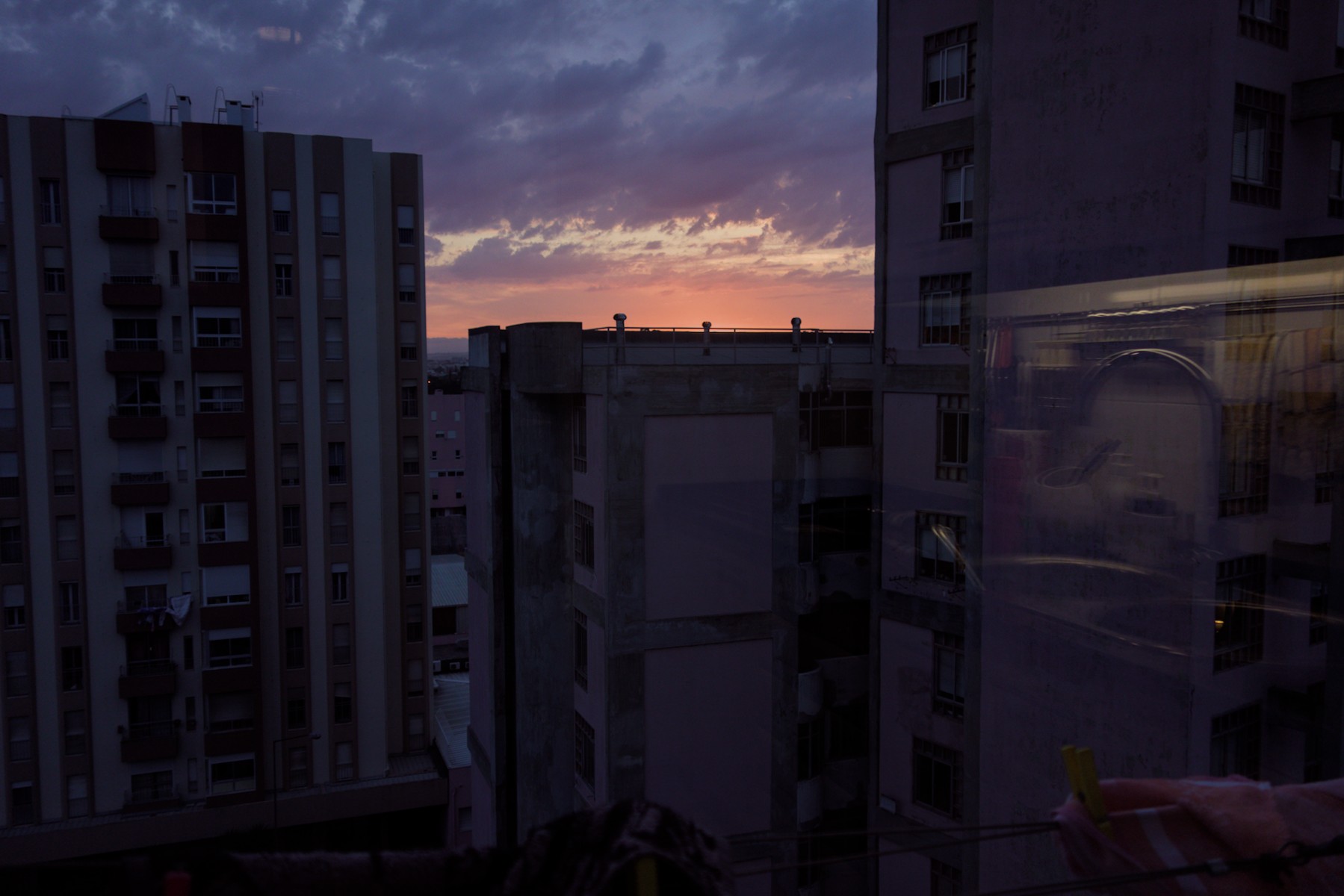 Um pôr do sol bonitinho visto da cozinha